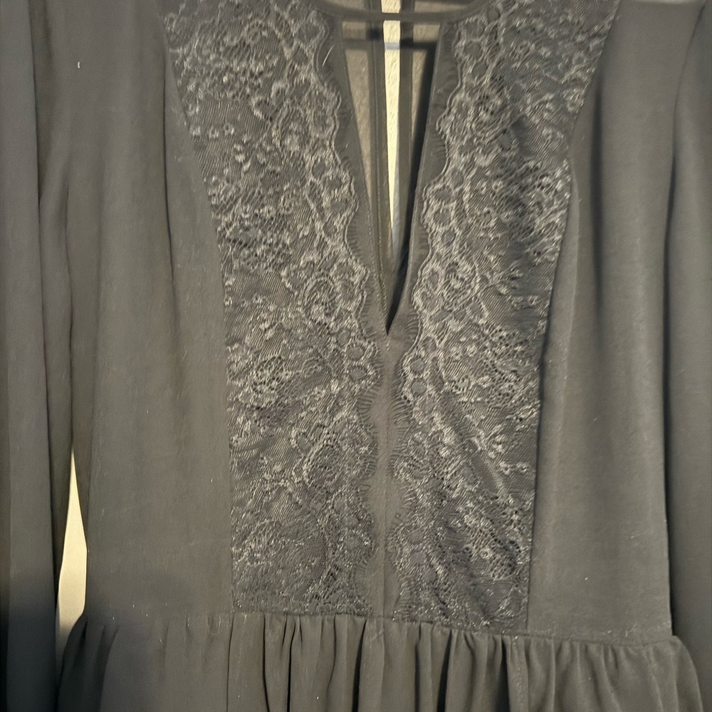 Elegant Black Lace Blouse - Picture 4 of 4